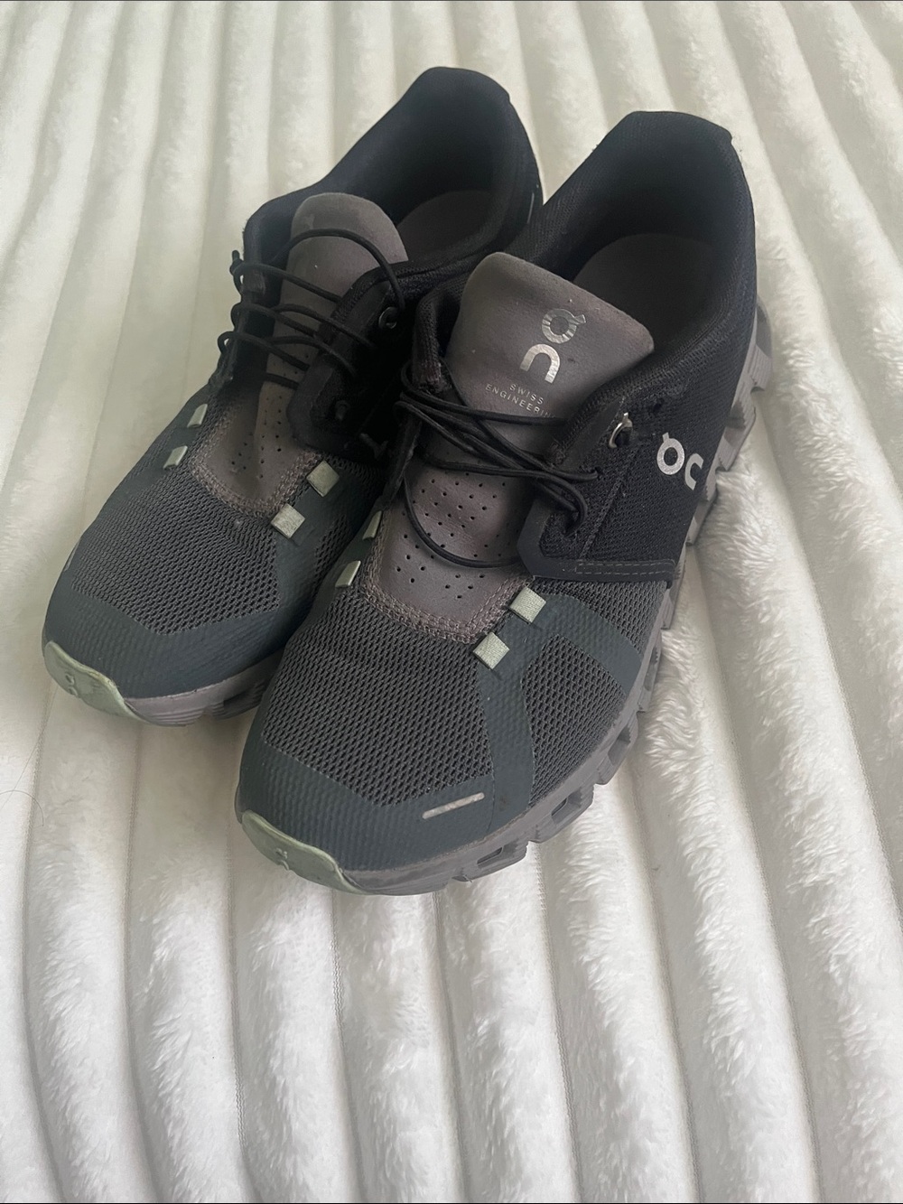 On Running Men’s Black and Gray Cloud-Style Athletic Sneakers